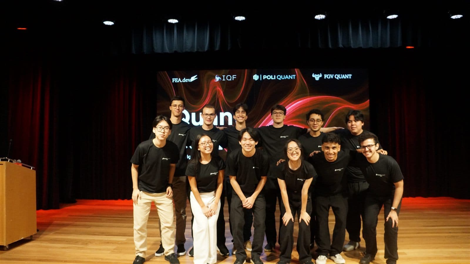 Equipe organizadora das quatro ligas no palco do Quant Connect 2026