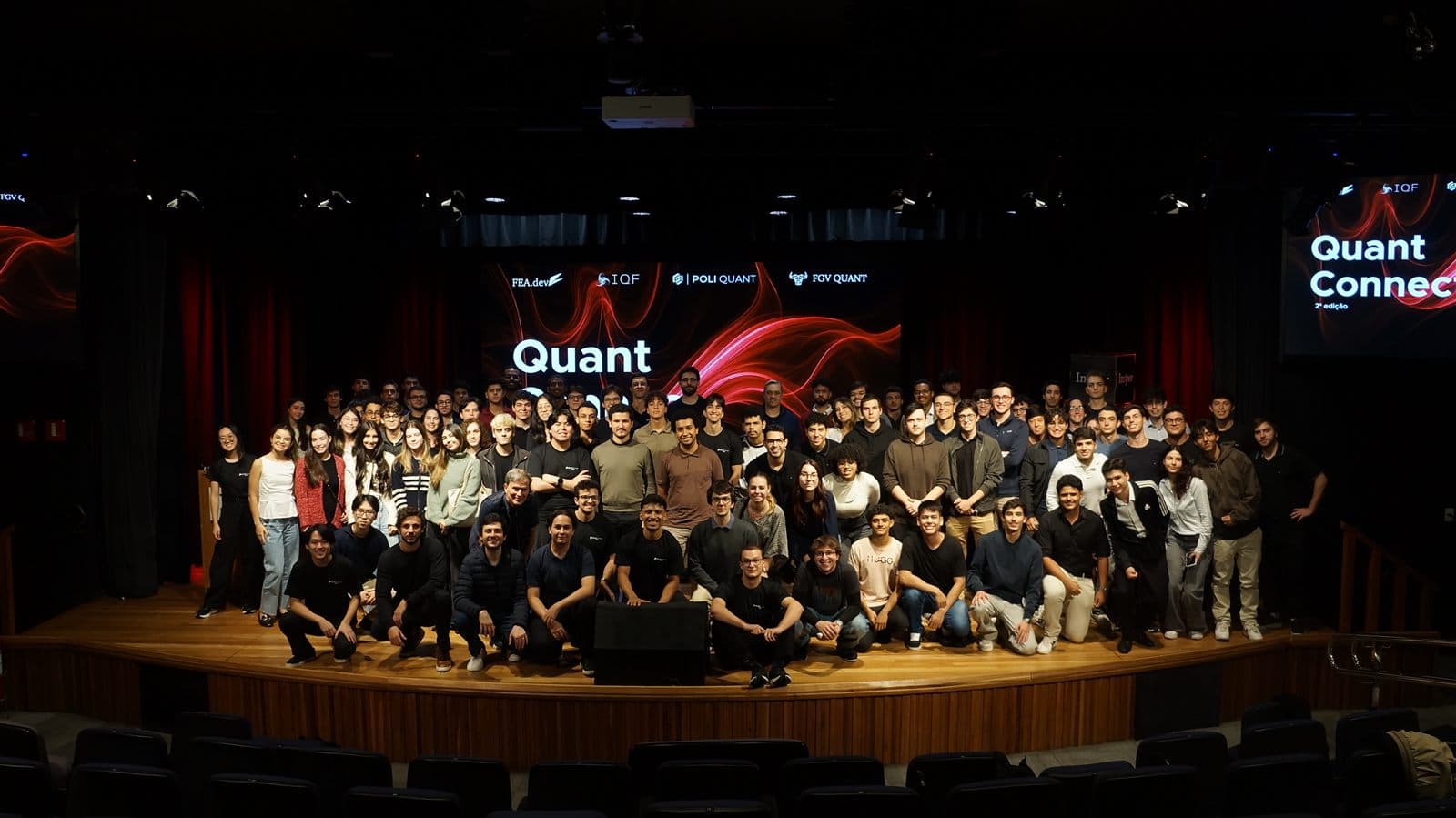 Participantes do Quant Connect 2026 reunidos no palco do Insper